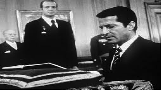 Adolfo Suarez is sworn in as head of government as King Juan Carlos looks on